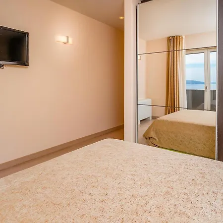 Front In Apartment *